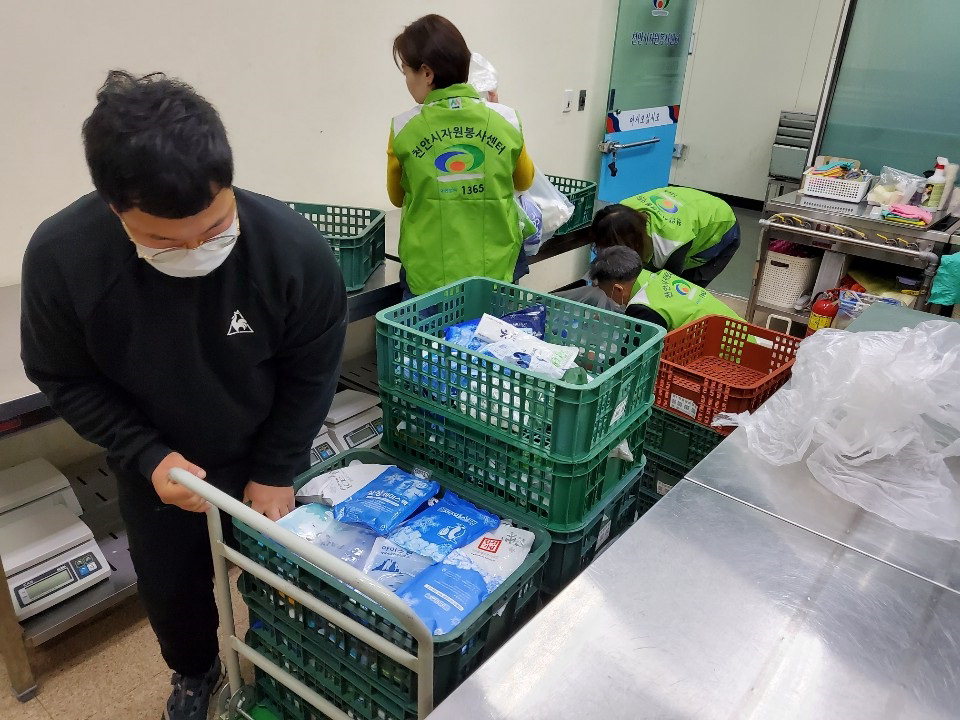 천안시자원봉사센터, 재사용 아이스팩 지역업체에 전달